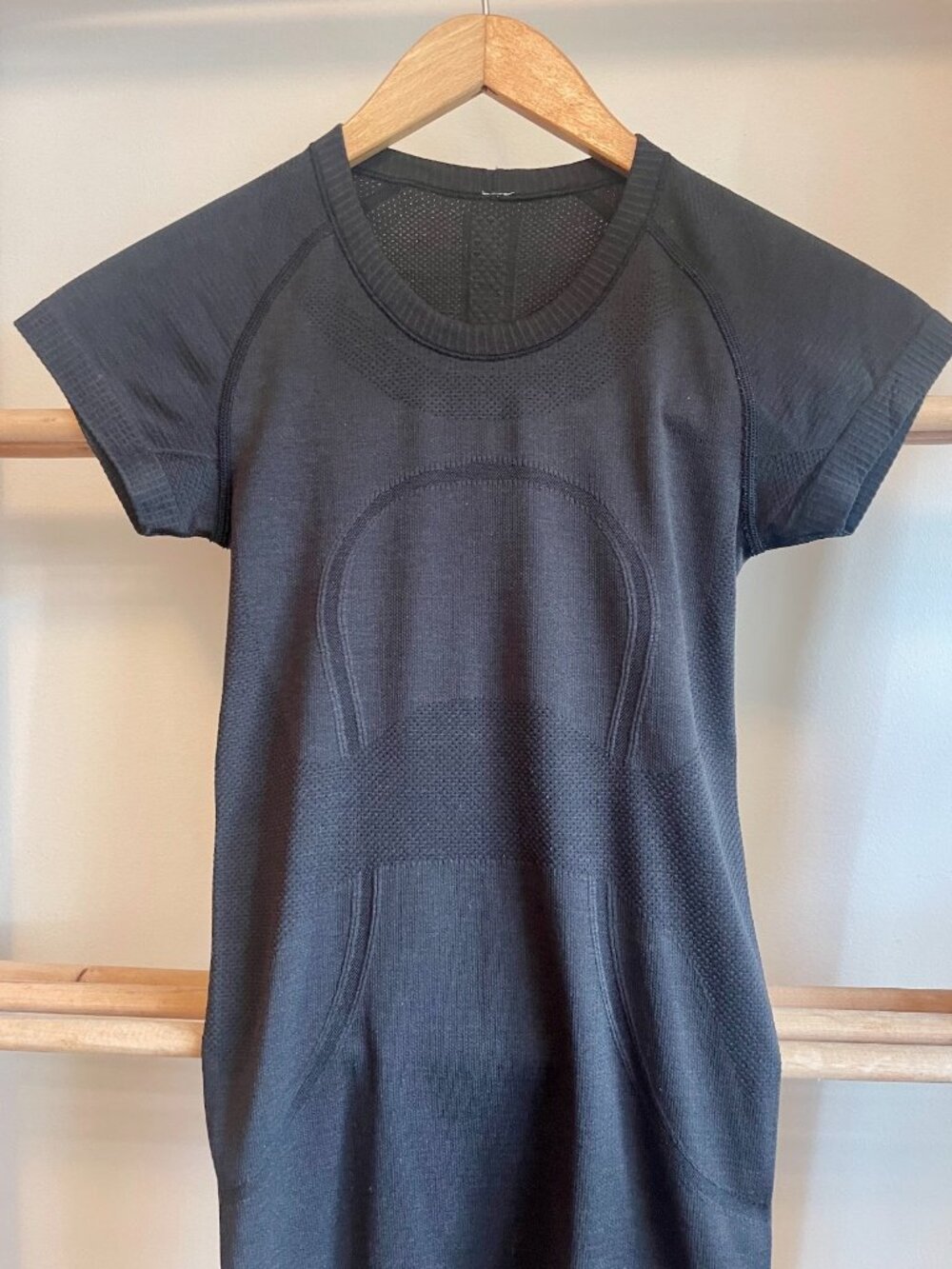 Lululemon Black Seamless Longline Short Sleeve Athletic Top XS - Picture 4 of 12